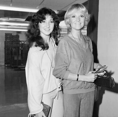 #ad Lyn Paul Singer pictured at London Heathrow Airport 1979 Old Photo 1