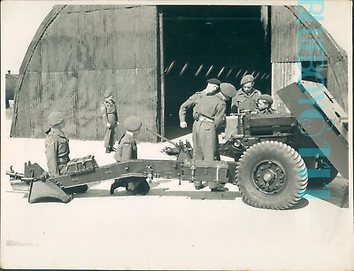 #ad Post WW2 Photo Kinmel Army Camp Wales Men With Artillery Piece 8 x 6 Original