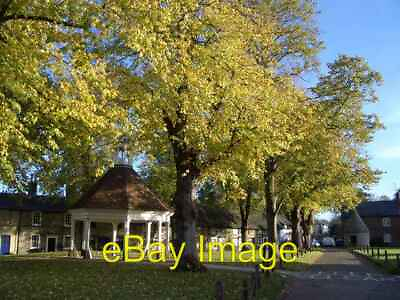#ad Photo 6x4 Harrold Village Green Carlton The tree lined village green incl c2006