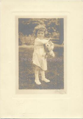 #ad YOUNG CHILD Vintage Portrait FOUND PHOTOGRAPH Black And White ORIGINAL 35 31 S