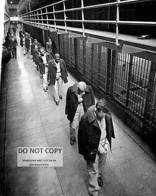 #ad THE LAST PRISONERS LEAVING ALCATRAZ IN 1963 8X10 PHOTO RT670