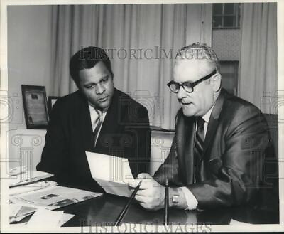 #ad 1970 Press Photo Bernard Jackson and Football Player Rozelle with Letter