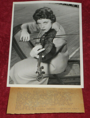 #ad 1957 Press Photo Violinist Elaine Weldon Arrives Aboard Liner quot;Libertequot; New York