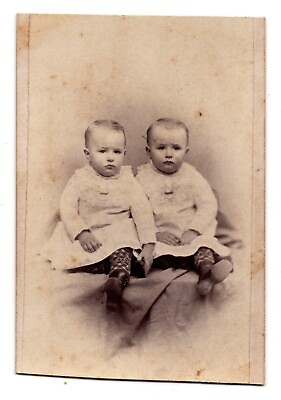#ad ANTIQUE CDV CIRCA 1880s F.W. LEGG CUTE TWIN SISTERS IN WHITE CAMBRIDGEPORT MASS.