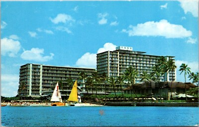 #ad Postcard Reef Hotel on the Beach at Waikiki Hawaii HI Sailboat Catamaran N110