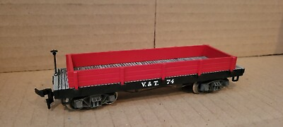 #ad 7C HO Scale Train Car V amp; T 74 FLATCAR WITH RED SIDES HORN HOOK COUPLER