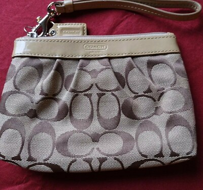 Coach small Purse Preowned color beige and brown with zipper $16.99