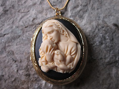 #ad VIRGIN MARY AND BABY JESUS CAMEO GOLD PLATED LOCKET RELIGIOUS UNIQUE MOTHER