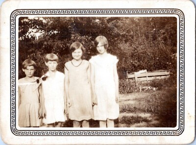 #ad VINTAGE Bamp;W FOUND PHOTO 1930S YOUNG GIRLS POOR FARMERS FAMILY COUNTRYSIDE