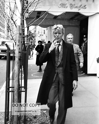 #ad DAVID BOWIE OUTSIDE THE CARLYLE HOTEL IN NEW YORK 8X10 PUBLICITY PHOTO FB 461