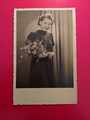 #ad Altes Foto AK antik Mädchen Girl nice dress flowers Mode Beauty old Photo 1941